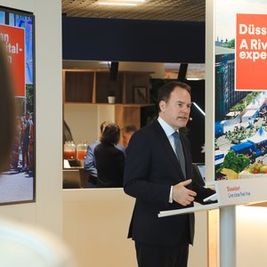 Oberbürgermeister Dr. Stephan Keller bei der Präsentation am zweiten Messetag auf der MIPIM in Cannes © Landeshauptstadt Düsseldorf 