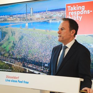 Oberbürgermeister Dr. Stephan Keller bei der Präsentation am zweiten Messetag auf der MIPIM in Cannes © Landeshauptstadt Düsseldorf 