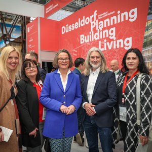 v.l.n.r. Theresa Winkels, Leiterin Wirtschaftsförderung Düsseldorf, Ruth Orzessek-Kruppa, Leiterin des Planungsamtes, Frau Ina Scharrenbach, Ministerin für Heimat, Kommunales, Bau und Digitalisierung des Landes Nordrhein-Westfalen, Prof. Dr. Johannes Busmann, Bergische Universität Wuppertal und Cornelia Zuschke Planungsdezernentin der Landeshauptstadt Düsseldorf © Landeshauptstadt Düsseldorf